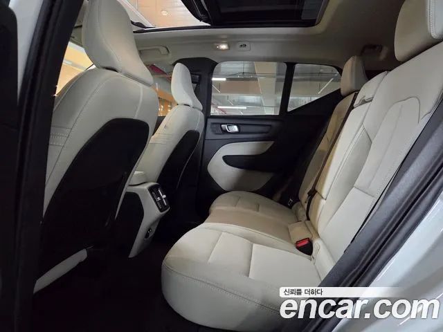 Вольво XC40 — Фото автомобиля 11