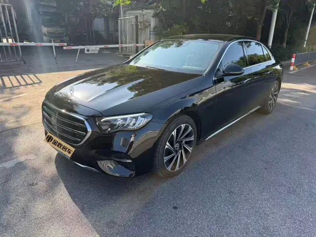 Фотография автомобиля — Mercedes-Benz E-Class