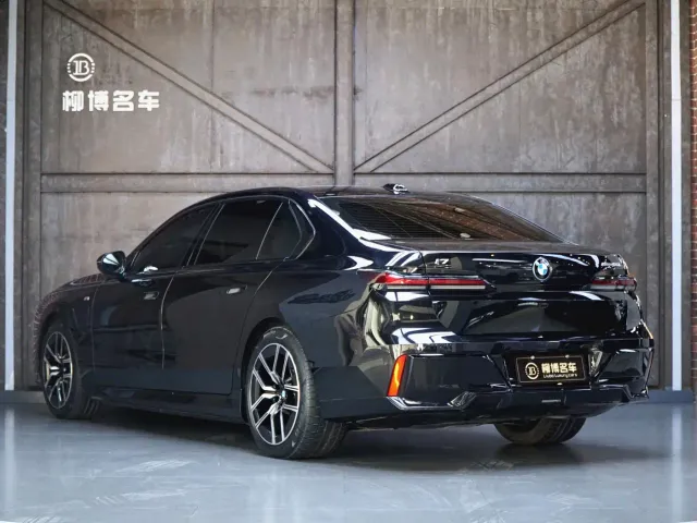 BMW i7 — Фото автомобиля 3