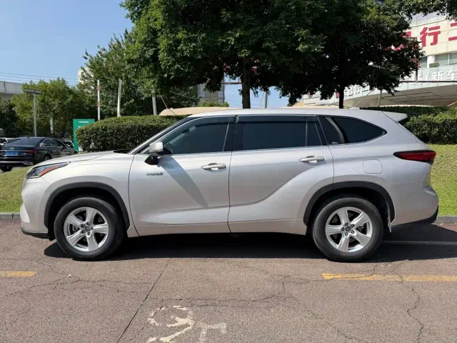 Toyota Highlander — Фото автомобиля 3