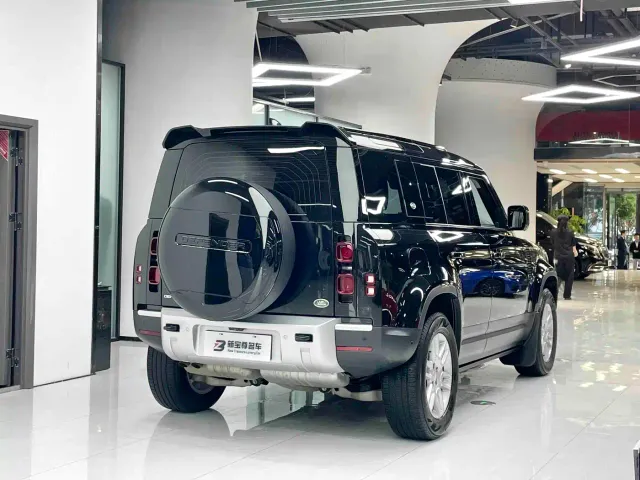 Land Rover Defender — Фото автомобиля 12