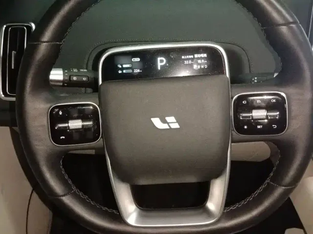 Li Auto L8 — Фото автомобиля 2