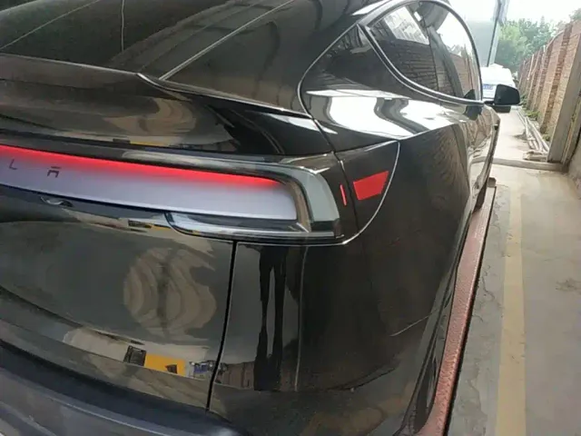 Tesla Model Y L — Фото автомобиля 7