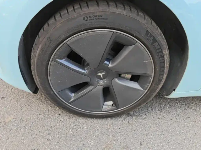 Tesla Model 3 — Фото автомобиля 22
