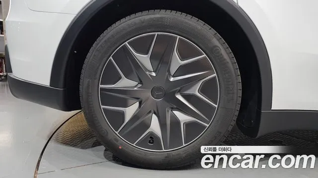 Tesla Model Y — Фото автомобиля 4