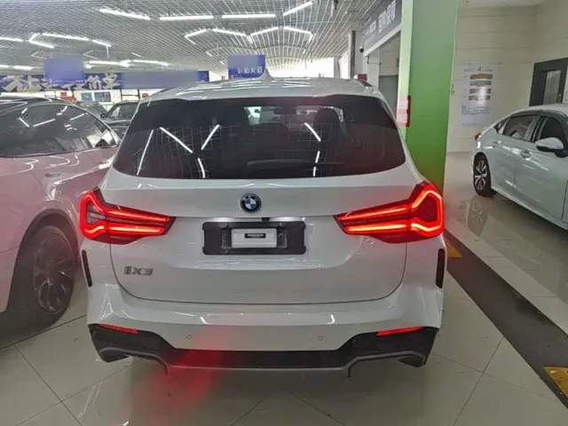 BMW iX3 — Фото автомобиля 5