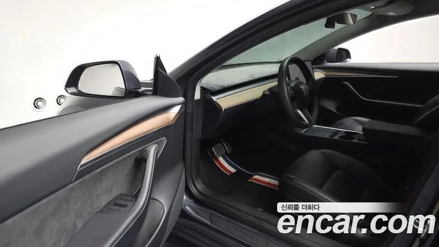 Tesla Model 3 — Фото автомобиля 15