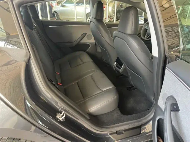 Tesla Model 3 — Фото автомобиля 10