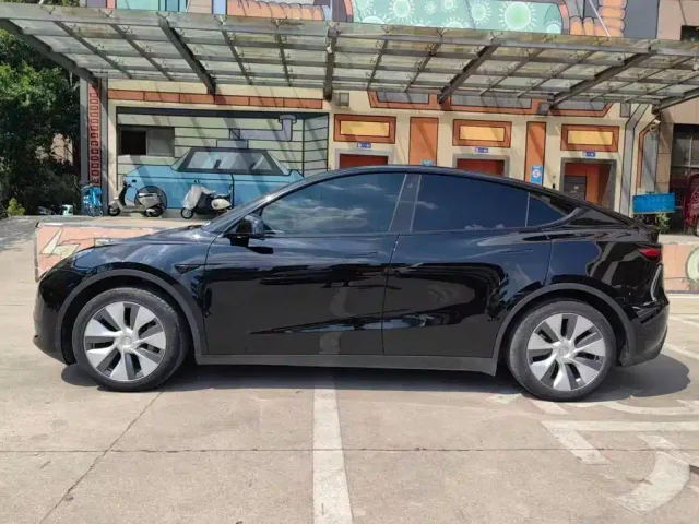 Tesla Model Y — Фото автомобиля 15