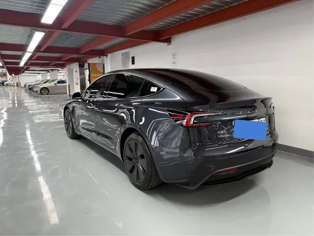 Tesla Model 3 — Фото автомобиля 17