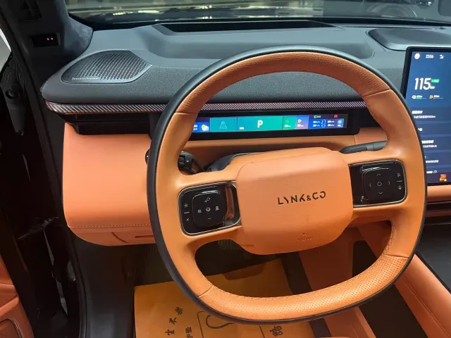 Lynk & Co 900 — Фото автомобиля 14