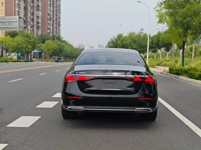 Mercedes-Benz E-Class — Фото автомобиля 3