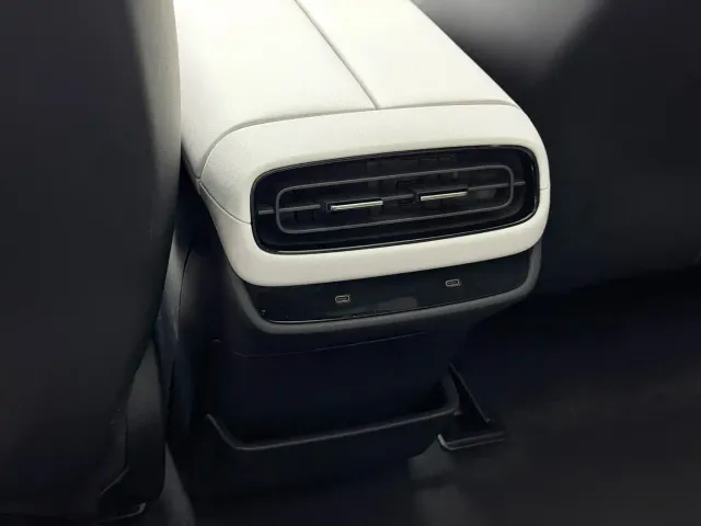 Xiaomi SU7 — Фото автомобиля 10