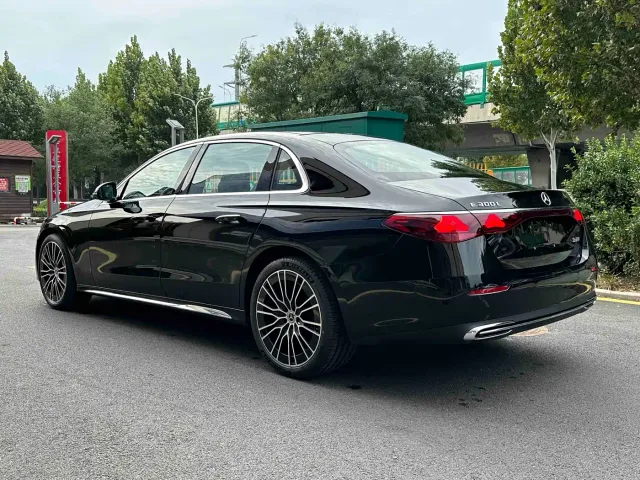 Mercedes-Benz E-Class — Фото автомобиля 6