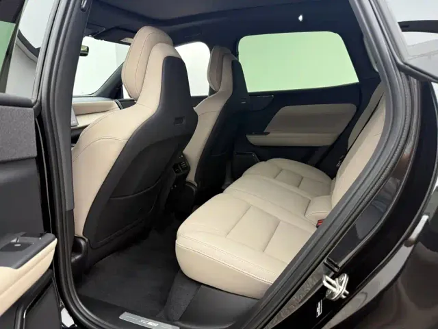 Volvo XC70 Plug-in Hybrid — Фото автомобиля 11