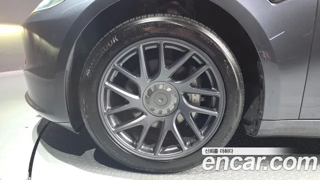 Tesla Model 3 — Фото автомобиля 4