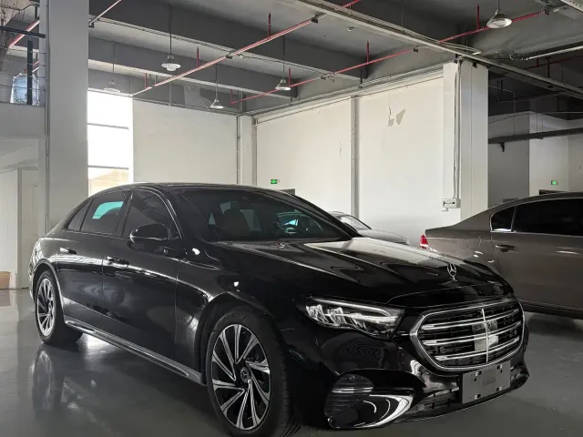 Mercedes-Benz E-Class — Фото автомобиля 3