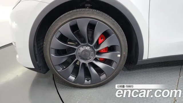 Tesla Model Y — Фото автомобиля 5