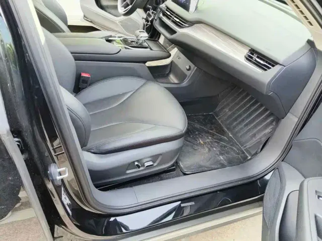 Hongqi Hongqi E-QM5 2024 500km Travel Edition — Фото автомобиля 12