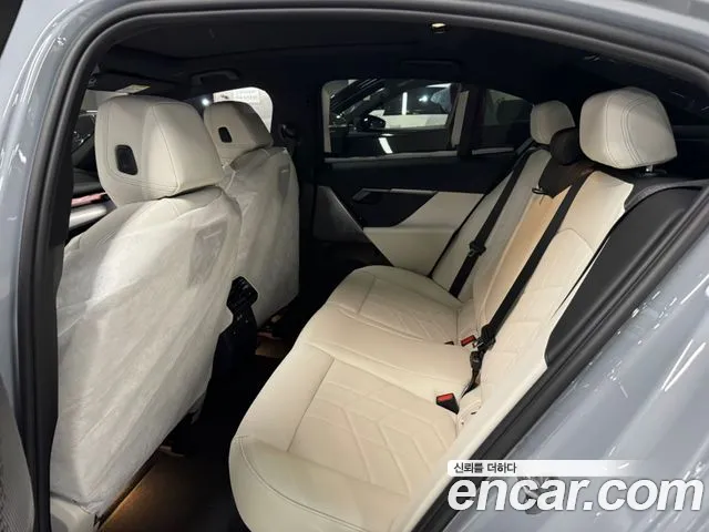 BMW 5 Series G60 — Фото автомобиля 10