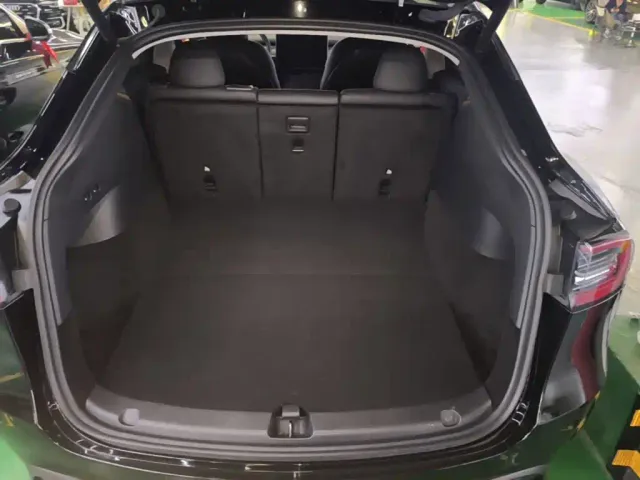 Tesla Model Y — Фото автомобиля 18