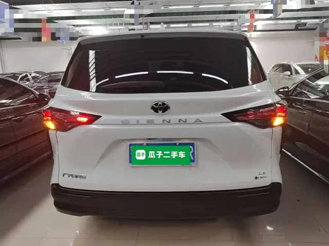 Toyota Sienna — Фото автомобиля 5