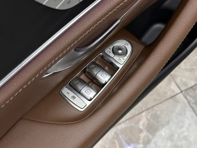 Mercedes-Benz E-Class — Фото автомобиля 16