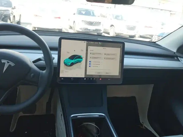 Tesla Model Y — Фото автомобиля 13