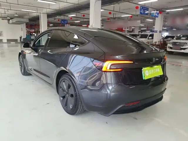 Tesla Model 3 — Фото автомобиля 4
