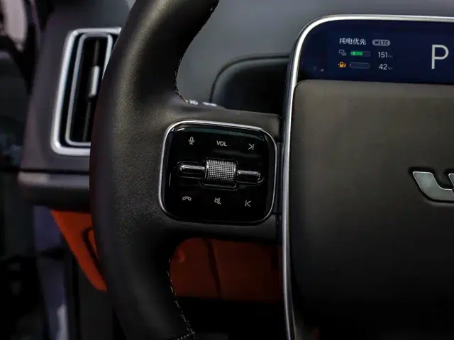Li Auto L8 — Фото автомобиля 25