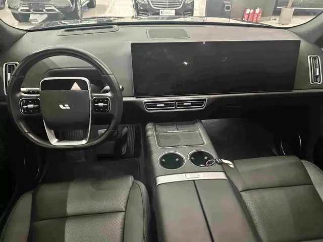 Li Auto L8 — Фото автомобиля 12