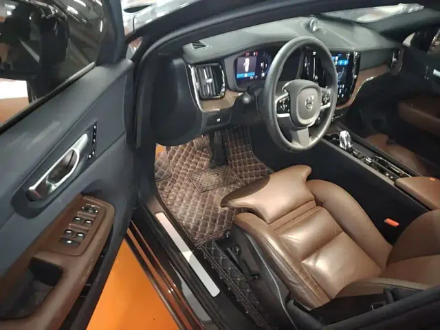 Volvo XC60 — Фото автомобиля 15