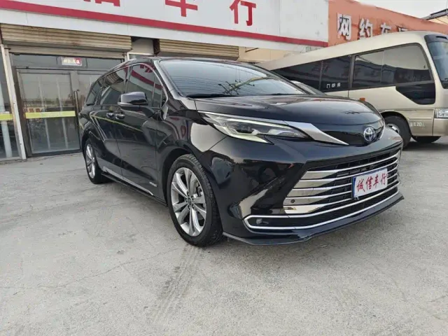 Toyota Sienna — Фото автомобиля 3