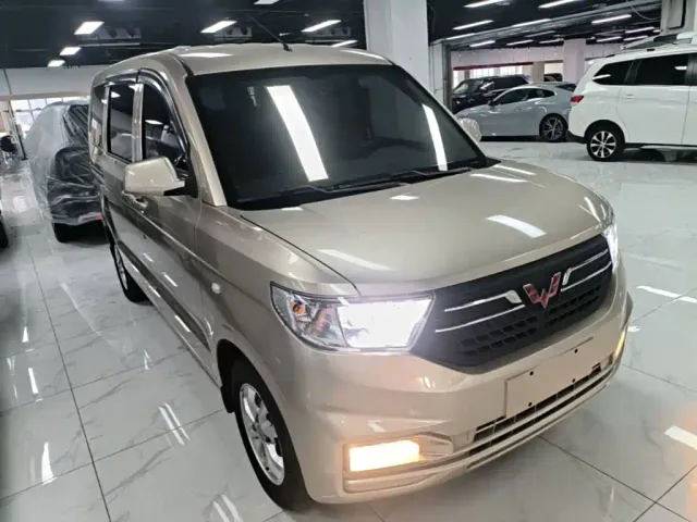 Wuling Hongguang V — Фото автомобиля 3