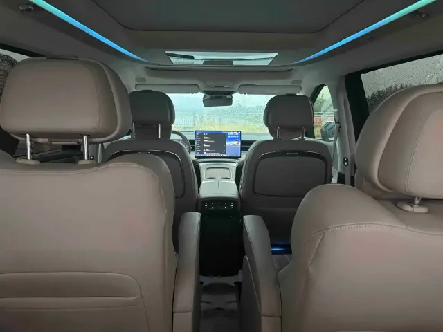 Xpeng X9 — Фото автомобиля 30