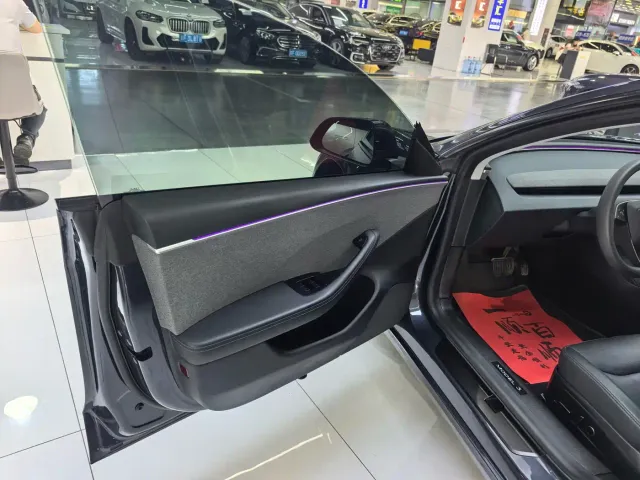 Tesla Model 3 — Фото автомобиля 5