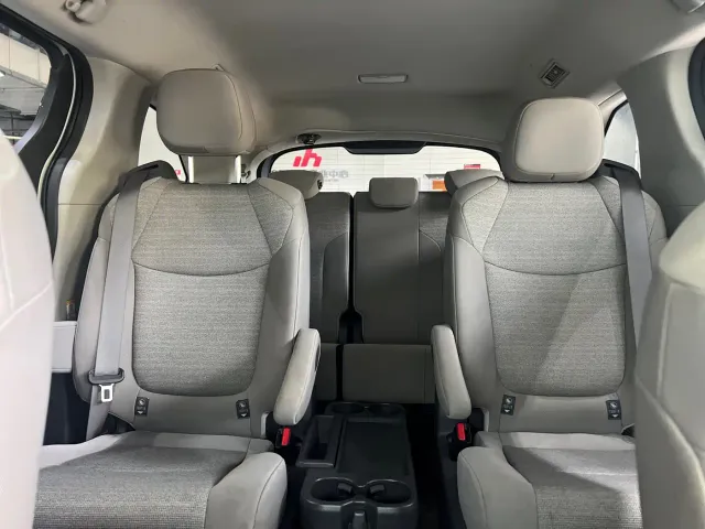 Toyota Sienna — Фото автомобиля 8