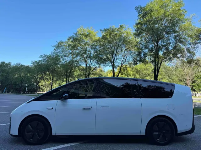 Li Auto MEGA — Фото автомобиля 7