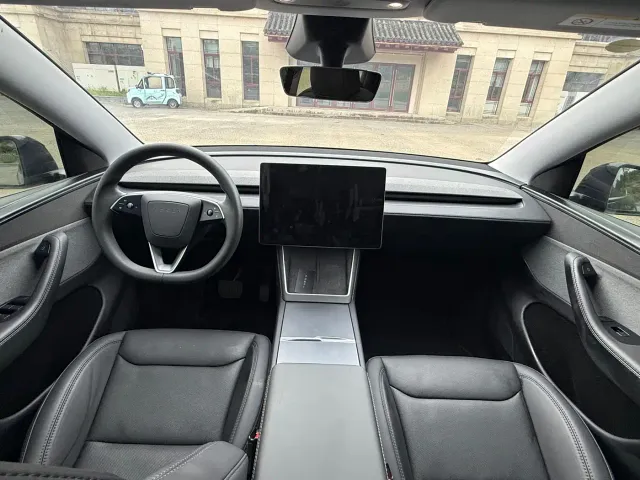 Tesla Model Y — Фото автомобиля 10