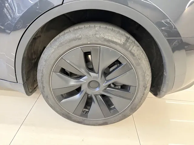 Tesla Model Y — Фото автомобиля 9