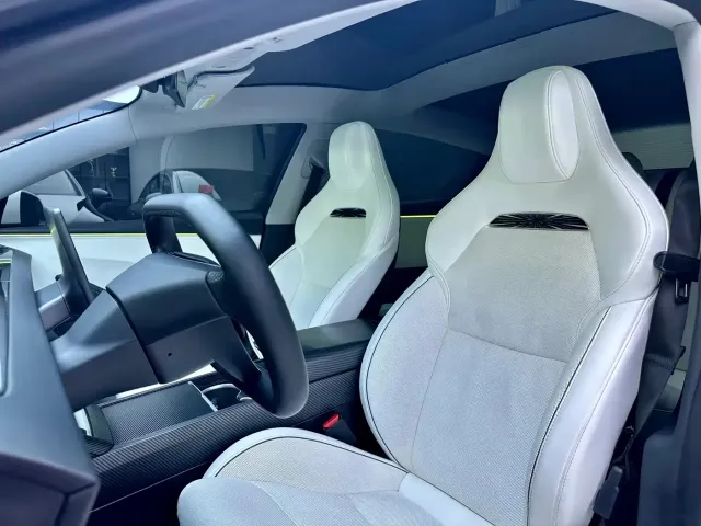 Tesla Model 3 — Фото автомобиля 12