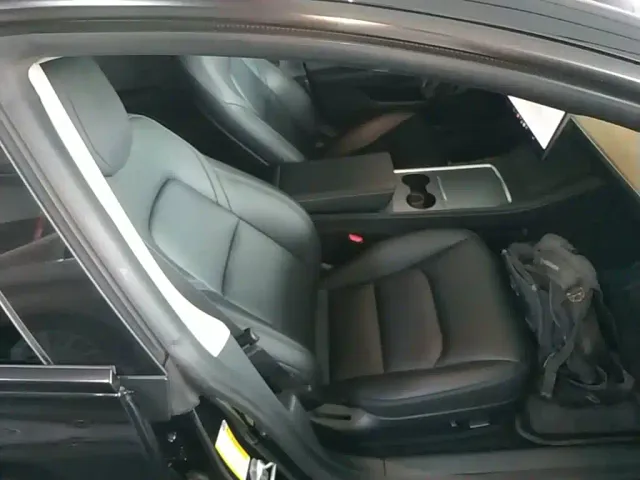 Tesla Model 3 — Фото автомобиля 24