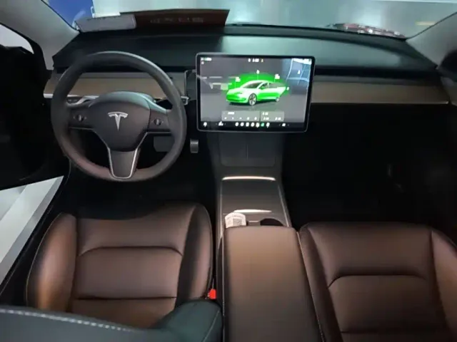Tesla Model 3 — Фото автомобиля 9