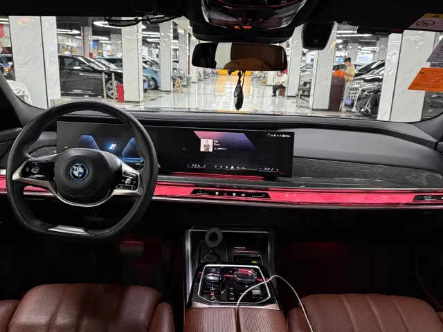 BMW i7 — Фото автомобиля 7