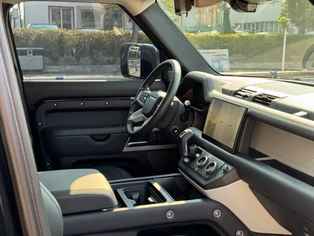 Land Rover Defender — Фото автомобиля 16