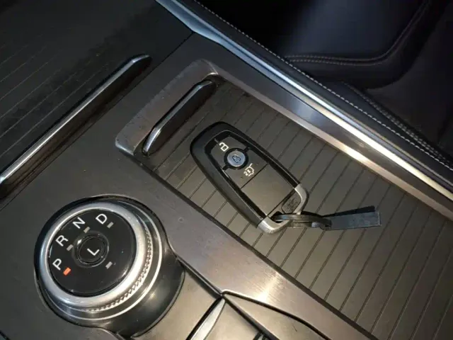 Ford Explorer — Фото автомобиля 8