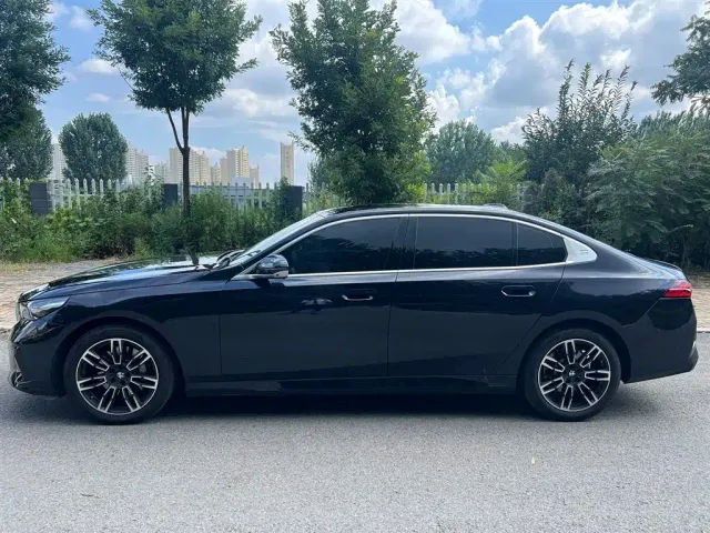 BMW 5 Series — Фото автомобиля 4