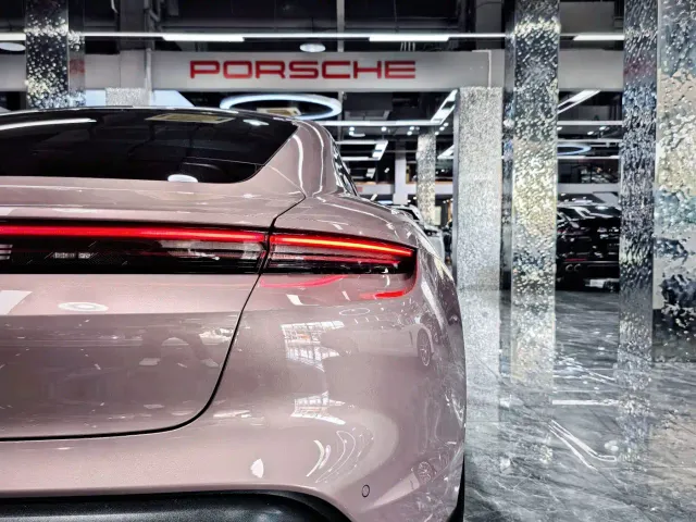 Porsche Taycan — Фото автомобиля 6
