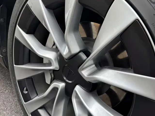 Tesla Model 3 — Фото автомобиля 16