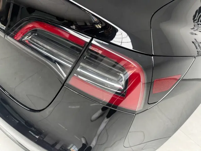 Tesla Model 3 — Фото автомобиля 9